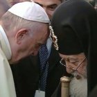 Aunque sólo les separan cuatro años, 79 y 83, al patriarca Elías se le ve mucho más debilitado que el Papa.