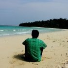 Un hombre en la playa de Smith Island, en las Islas Andamán