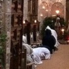 A la izquierda, la noticia del arresto de Roberto Lañas; a la derecha, Adoración al Santísimo en la Cartuja de Jerez.