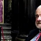 El profesor turinés de Medicina Legal Baima Bollone junto a unos negativos de la imagen humana de la Sábana de Turín