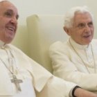 El Papa Francisco en una de sus frecuentes visitas a su predecesor Benedicto XVI