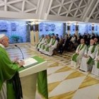 El Papa Francisco en Santa Marta anima a los cristianos a ser luz del mundo, con la oración