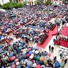 Miles de personas asistieron a la misa bajo la lluvia.