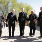 Obispos en 2014 rezan por migrantes en el desierto de Sonora, en Nogales - el de la izquierda es Cantú, y el de la derecha, Seitz