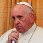 Francisco, en el vuelo de vuelta de Bakú, con Mauricio Rueda -organizador del viaje- y Greg Burke, jefe de prensa vaticano