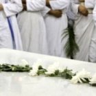 La Hermana Mary Prema, sucesora de la Madre Teresa al frente de las Misioneras de la Caridad, ora ante su tumba