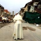 El Papa ante las ruinas del centro histórico de Amatrice, dañado por el terremoto