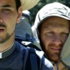 El padre Sergio y, tras él, los otros peregrinos de Footprints, una película que recorre el hermoso Camino del Norte hacia Compostela