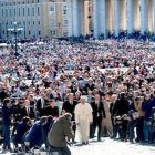 Miles de personas saludaron al Papa durante su recorrido por la Plaza de San Pedro.