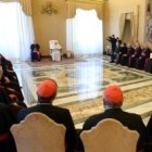 Francisco con la Pontificia Comisión para América Latina, poco antes de retirarse del Vaticano para sus ejercicios de Cuaresma