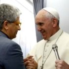 El Papa Francisco con Andrea Tornielli en un viaje papal al extranjero