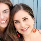 Karyme con su hija Ángela, de 15 años, a quien ha transmitido la fe como su bien más preciado.