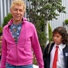 Pablo Cheng (izquierda) y Charly López (derecha) interpretan a la pareja homosexual que adopta a un niño en la última película de Paco del Toro.