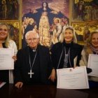 El cardenal Cañizares con las tres premiadas en la primera edición del galardón A la Mujer Comprometida