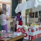 Un tenderete de una Cáritas parroquial - las parroquias crean iniciativas para apoyar gastos de luz, gas o alquiler de familias empobrecidas