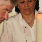 Da gracias a la Virgen de la salud por poder besar la frente de los enfermos