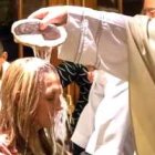 La inmensa mayoría de los nuevos católicos son bebés a los que se bautiza, pero también hay adultos que toman esta opción