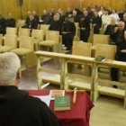 El capuchino Ermes Ronchi en su predicación de ejercicios a la Curia - de blanco, al fondo, se ve al Papa Francisco