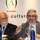 El oncólogo José Luis Guinot, al micrófono, junto al también experto Ramón Amador, en la sala cultural de El Corte Inglés de Valencia