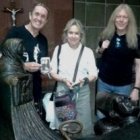 Los componentes de Iron Maiden con Paulita Picke, la voluntaria que les guió en su visita a la tumba de San Óscar Romero