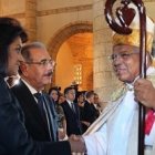 El nuevo arzobispo Ozorio saluda al presidente Danilo y su esposa en la catedral primada de América