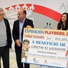 Juan Trujillo entrega al padre Alfonso Ramírez el cheque de 12.000 euros que apoyará a Cáritas parroquial