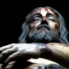 Crucifixio es un análisis de los relatos de la Pasión incorporando los conocimientos actuales