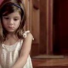 Una niña espera asustada en el pasillo mientras en su casa se oyen llantos... el videomensaje del Papa pide oración