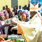 Monseñor Kaigama repartiendo comida a los cristianos perseguidos.