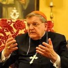 El cardenal Burke deja claro en su artículo que la disciplina de la Iglesia sobre la comunión a divorciados vueltos a casar sigue vigente.