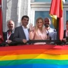 Cristina Cifuentes, presidenta de la región de Madrid, con los emblemas de la ideología política LGBT