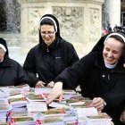 Los asistentes al Angelus de este domingo se encontraron con un regalo del Papa.