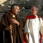 En el anfiteatro romano de Tarragona, un peregrino y un tarraconense hablan de la fe y el Imperio