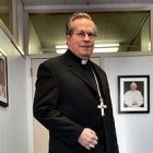 El obispo David Monroe, con la cruz pectoral recobrada.