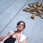 Paloma García Ovejero dice que a la comunicación vaticana hay que darle ritmo de rock and roll... y le sacan esta foto en El Mundo