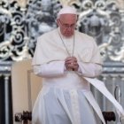 Francisco, en oración - ha comunicado su condena al terrorismo y violencia