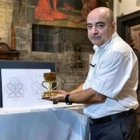 El profesor Gabriel Songel, junto al Santo Cáliz custodiado en la catedral de Valencia. Fotografía: V. Gutiérrez. Archidiócesis de Valencia.
