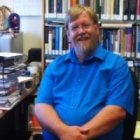 Mark Shea en el despacho de Scott Hahn, otro gran biblista y ex-evangélico que se hizo católico con la fe de los Padres y el amor a María.