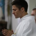 Chase Hilgenbrinck en su visita a Chile como sacerdote