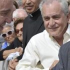 El autor, el periodista Jimmy Burns Marañón, saluda al Papa en una audiencia pública - el libro recoge la fuerza del carisma personal que sintió en el Pontífice