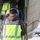Policías acompañan a un marroquí al avión que el Ministerio de Interior usa para repatriar a los expulsados