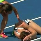 Con su pierna destrozada, Abbey se levanta para ayudar a su rival, tendida en el suelo llorando desconsolada.