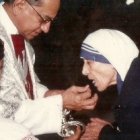 El arzobispo D Souza con la Madre Teresa... pastoreó la diócesis de Calcuta de 1986 a 2002