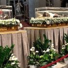 Francisco veneró los cuerpos de San Pío de Pietrelcina (en primer término) y de San Leopoldo Mandic durante su exposición en febrero en la basílica de San Pedro.