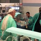 El Papa Francisco, en la unidad de neonatos este viernes