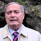Vittorio Messori, a los pies de la Virgen de Lourdes, a cuya aparición ha consagrado su libro apologético Bernadette no nos engañó.