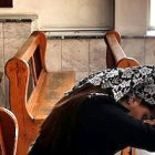 Sirios cristianos rezando en Grecia: ¿unas preguntas del Trivial mal respondidas podrían impedir su asilo?