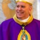 El arzobispo de Denver, Samuel Aquila, con una imagen de la Virgen de Guadalupe bajo el pectoral