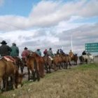 Los integrantes de la Peregrinación Brocheriana atraviesan rutas complicadas con sol y tormentas