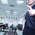 Así se ven las pintadas laicistas y abortistas dentro de la capilla del campus de Cantoblanco